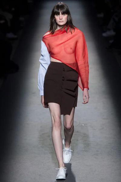 Look 16